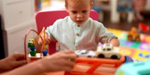 Enfant jouant à la crèche