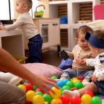 Un groupe de Bambins qui jouent à la crèche